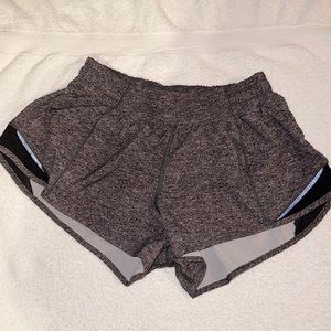 Lulu Lemon Size 6 hotty hot short 2.5 inch